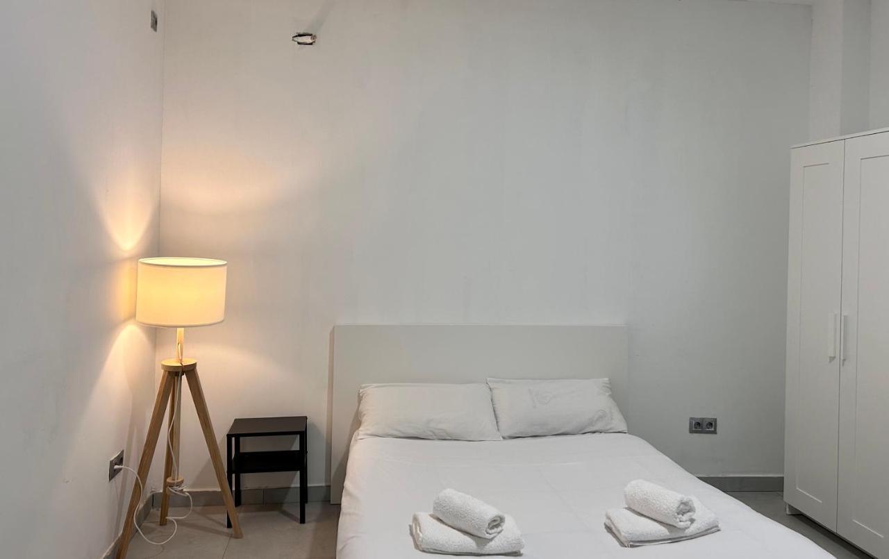 Hostel Ramon Lujan 91 Madrid Bagian luar foto
